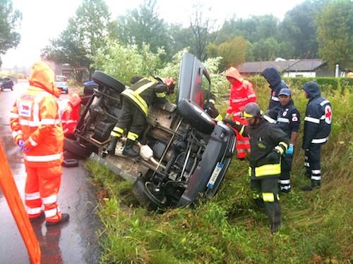 incidente capolago macchina ribaltata