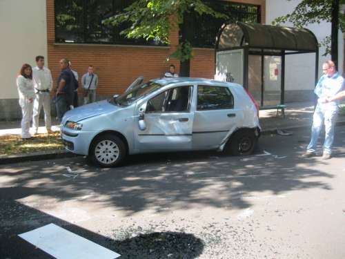 incidente viale boccaccio busto furgone ribaltato 29-9-2010