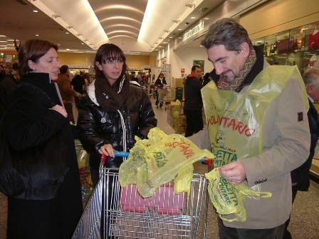 colletta alimentare 2010 all'Esselunga di Masnago
