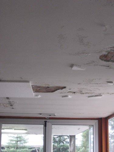 scuola media vidoletti varese infiltrazioni buchi soffitto