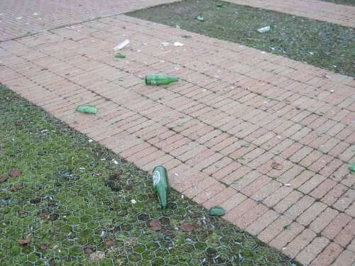 vandalismi bottiglie rotte parcheggio museo del tessile via galvani 5-12-2010