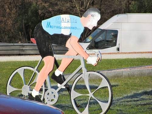 ciclisti padani rotonda buguggiate