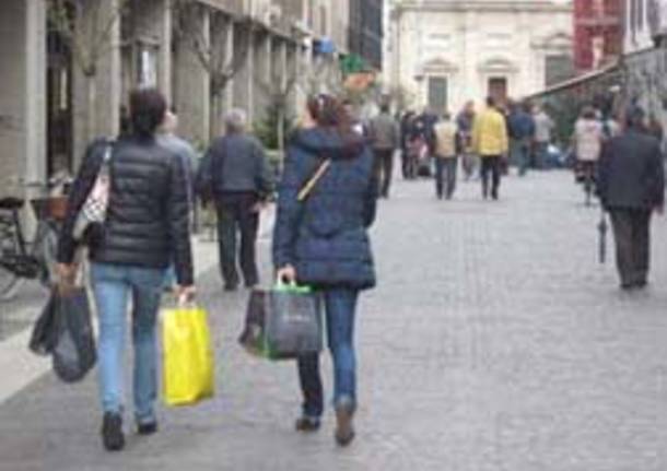 saronno corso gente pedoni