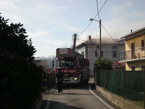 cocqui trevisago incendio febbraio 2011 villetta vigili del fuoco fumo