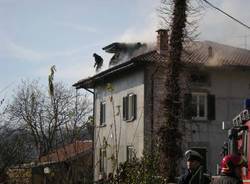 cocqui trevisago incendio febbraio 2011 villetta vigili del fuoco fumo