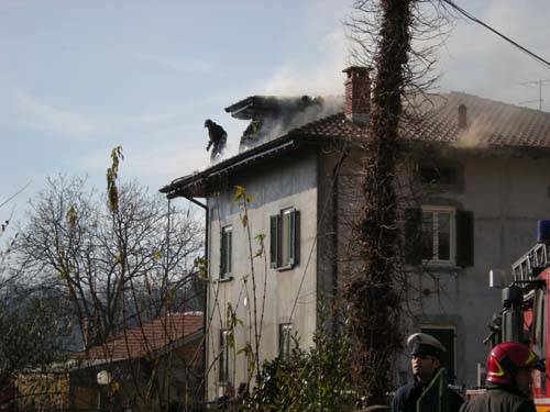 cocqui trevisago incendio febbraio 2011 villetta vigili del fuoco fumo