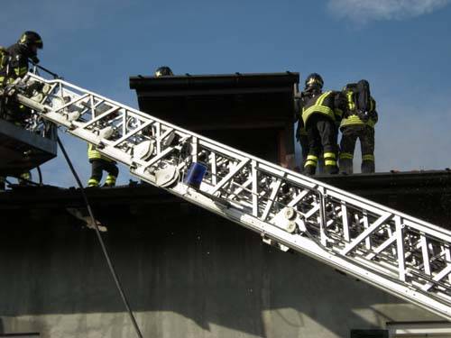cocqui trevisago incendio febbraio 2011 villetta vigili del fuoco fumo