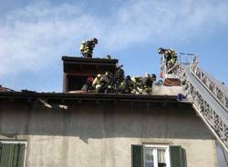 cocquio trevisago incendio febbraio 2011 villetta vigili del fuoco fumo