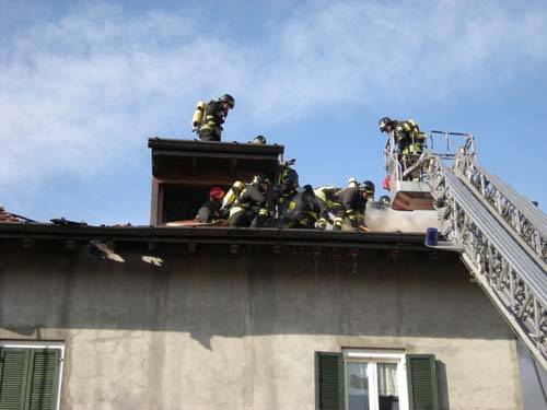cocquio trevisago incendio febbraio 2011 villetta vigili del fuoco fumo