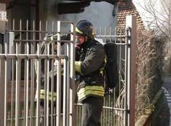 cocquio trevisago incendio febbraio 2011 villetta vigili del fuoco fumo