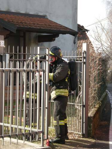 cocquio trevisago incendio febbraio 2011 villetta vigili del fuoco fumo