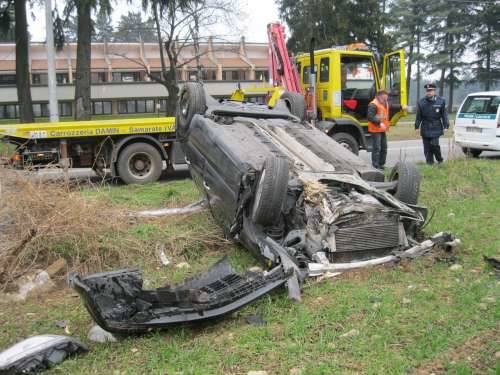 incidente stradale sempione busto 27-2-2011 auto ribaltata