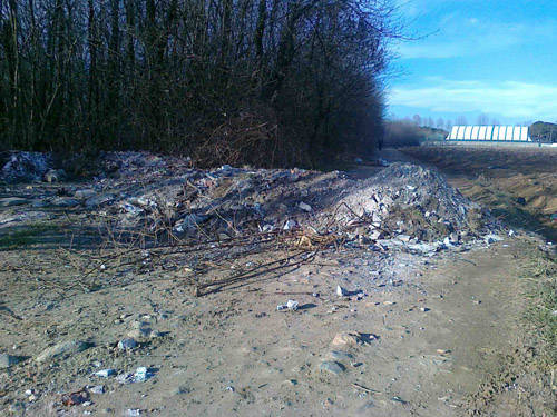 spazzatura strada milanello