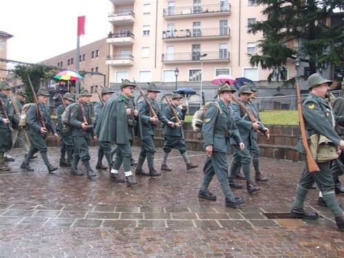 alza bandiera in piazza repubblica 2011