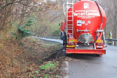 camion incastrato castronno caidate