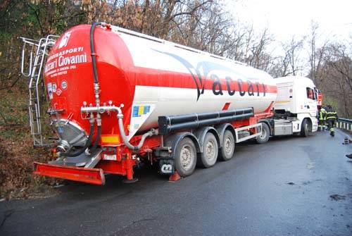 camion incastrato castronno caidate