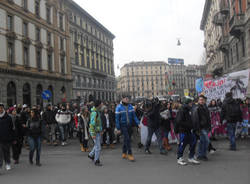 Studenti in piazza per difendere la scuola pubblica milano
