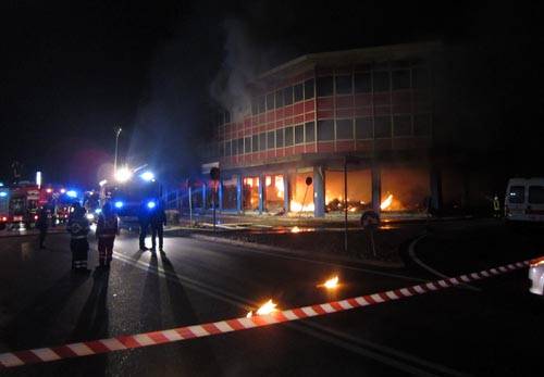 incendio legnano mobilificio vigili del fuoco