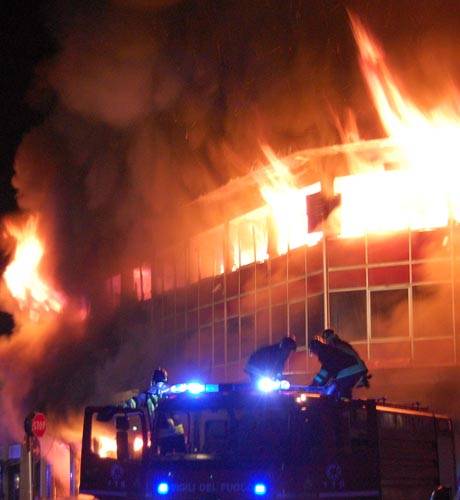 incendio legnano mobilificio vigili del fuoco