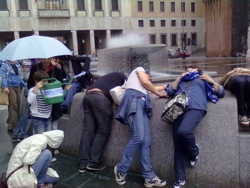 flash mob acqua pubblica piazza monte grappa