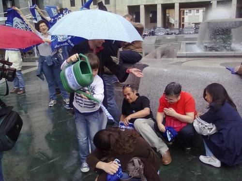 flash mob acqua pubblica piazza monte grappa