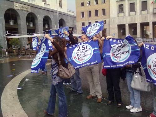 flash mob acqua pubblica piazza monte grappa