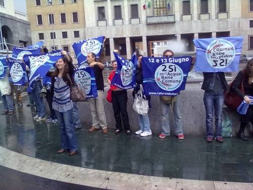 flash mob acqua pubblica piazza monte grappa