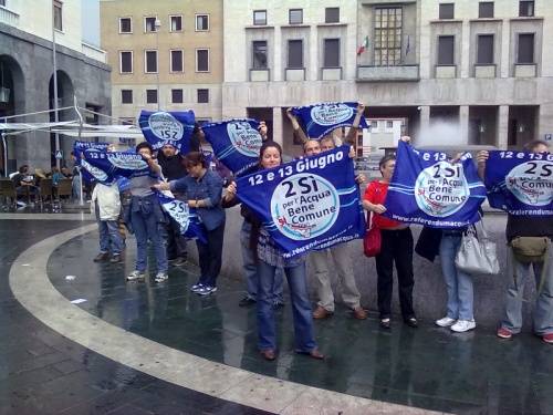 flash mob acqua pubblica piazza monte grappa