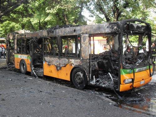 incendio autobus busto arsizio maggio 2011