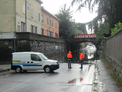 busto arsizio temporale allagamenti sottopasso auto bloccata 9 giugno 2011