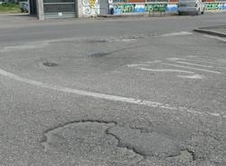 via morazzone gallarate via gorizia cassano magnago buche asfalto strada rovinata