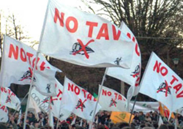 bandiere movimento no tav val di susa apertura