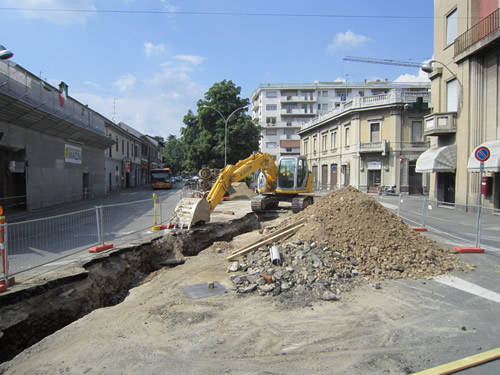 piazza manzoni lavori fognature luglio 2011