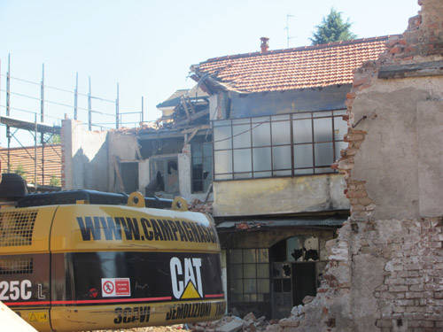 abbattimento tradate edificio agosto 2012