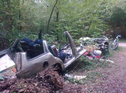 auto nel bosco rifiuti besnate