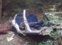 auto nel bosco rifiuti besnate