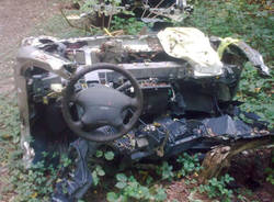 auto nel bosco rifiuti besnate