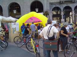 sindaco fontana in bicicletta