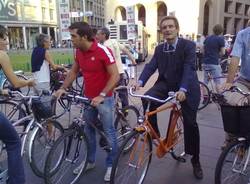 sindaco fontana in bicicletta