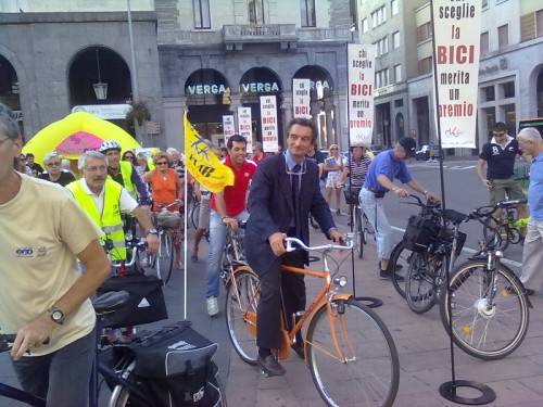 sindaco fontana in bicicletta
