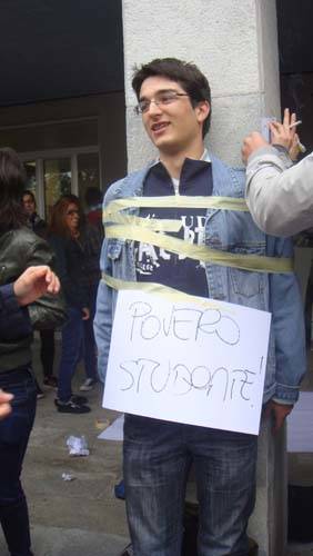 protesta liceo manzoni scuola varese ottobre 2011