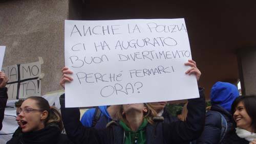 protesta liceo manzoni scuola varese ottobre 2011