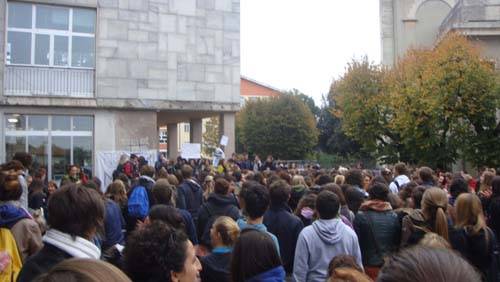 protesta liceo manzoni scuola varese ottobre 2011