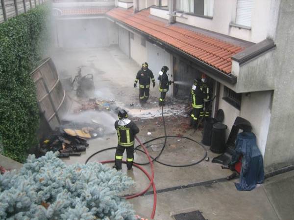 Incendio in villetta (inserita in galleria)
