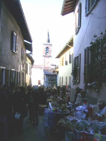 Mercatino patriottico a Galliate (inserita in galleria)