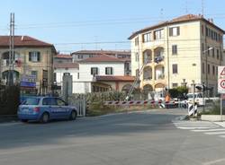 palo abbattuto ferrovia gazzada passaggio a livello polizia
 (per gallerie fotografiche)