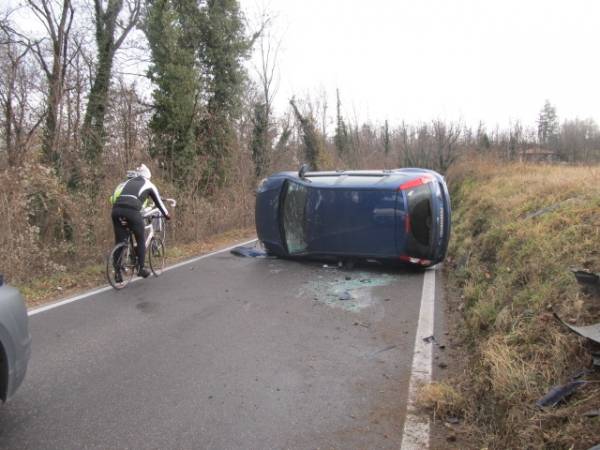 Auto ribaltata a Brunello (inserita in galleria)