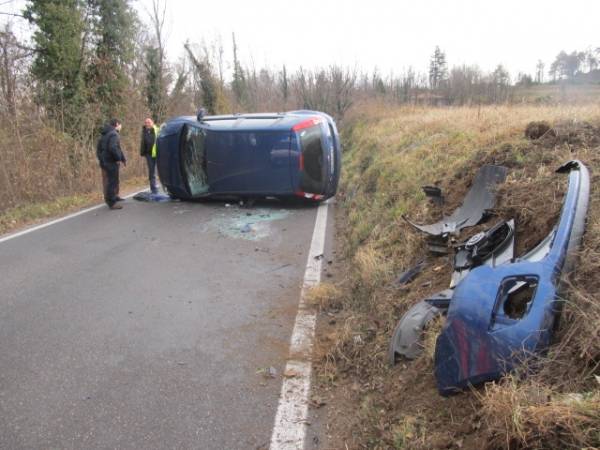 Auto ribaltata a Brunello (inserita in galleria)