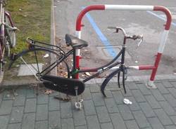 biciclette distrutte parcheggio stazione nord busto arsizio