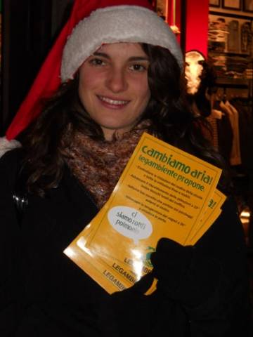 Blitz di Legambiente in centro a Varese (inserita in galleria)